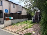 アキッパと契約の一般住宅駐車場に公共利用可能なEV充電ステーションを導入