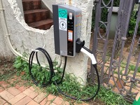 アキッパと契約の一般住宅駐車場に公共利用可能なEV充電ステーションを導入