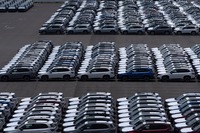 横浜港で米国向け船積みを待つスバル車(7月)