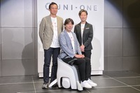 後列向かって左：開発責任者の小橋氏、中央UNI-ONE車上：事業責任者の中原氏、後列向かって右：デザイン責任者の金森氏
