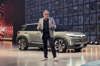 「ピースフルで楽観的で、幸せな人生を送りたいのがVWのユーザー」「分断せず、誰もが愛せるピープルズカーを再び送り出す」と語るミント氏は、シロッコのデザインなどを担当したのち、アウディのエクステリア主任、ベントレーのデザイン責任者を経て、VWブランドに復帰した