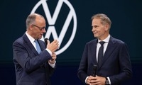 IAA会場のVWブースを訪れたドイツのフリードリヒ・メルツ首相とブルーメVW グループCEO。ドイツ政府は強力に自動車産業をバックアップする