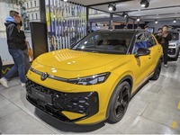 2026年フルハイブリッドモデルが追加される新型Tロックは、人垣がなかなか途切れない