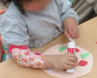 文房具を用いた筋電義手の訓練の様子
