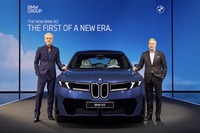 BMW iX3 新型とツィプセ会長(向かって右)、デザイン責任者のホーイドンク氏