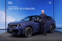 BMW iX3 新型とデザイン責任者のホーイドンク氏
