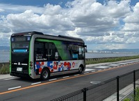 会場内の走行中給電の様子