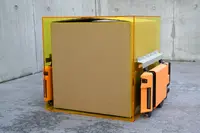 ロボットが荷物入りのパケットを持ち上げている様子