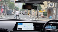 しかし、2秒後には歩行者が横断歩道を渡りだしていた(判りやすいように、このカットは3秒くらい後のもの)。