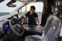 ステランティスの商用車カスタマイズセンターで改造されるシトロエン『ベルランゴ』