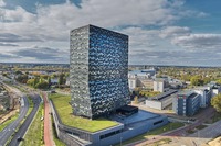 ネクスペリア本社(オランダ)。こんにゃくを無理やり立たせたような、見る者を不安にさせるデザイン