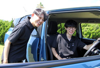 スズキ商品企画本部四輪デザイン部四輪インテリアグループの中澤直人さん(左)と同インテリア課の中西啓さん(右)