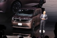 日産 エルグランドとイヴァン・エスピノーサ社長(ジャパンモビリティショー2025)