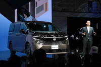 日産 エルグランドとイヴァン・エスピノーサ社長(ジャパンモビリティショー2025)