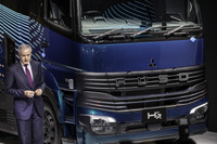 三菱ふそうの水素エンジントラック『H2IC』とカール・デッペンCEO（ジャパンモビリティショー2025）