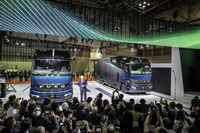 三菱ふそうの燃料電池トラック『H2FC』（左）と水素エンジントラック『H2IC』（右）