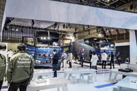 三菱ふそうの燃料電池トラック『H2FC』（左）と水素エンジントラック『H2IC』（右）