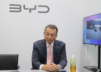 メディアブリーフィングに対応する東福寺社長（ジャパンモビリティショー2025）