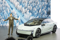 トヨタ カローラコンセプトと佐藤恒治社長（ジャパンモビリティショー2025）