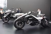 ホンダ EV Outlier Concept（手前）とEV Urban Concept（ジャパンモビリティショー2025）