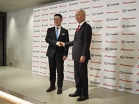 CarUX-パイオニア合同記者会見：イノラックスのホン会長兼CEO（向かって左）とパイオニアの矢原社長