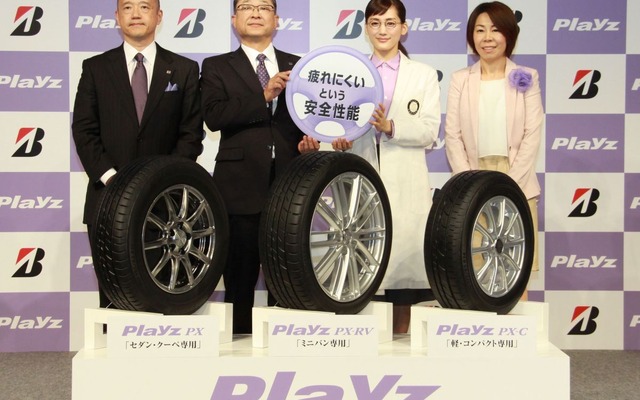 真鍋執行役員、CMに出演する早瀬はるかさん、慶應大学満倉准教授らとのフォトセッション