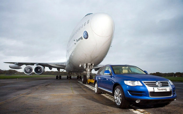VW トゥアレグ、ボーイング747を牽引