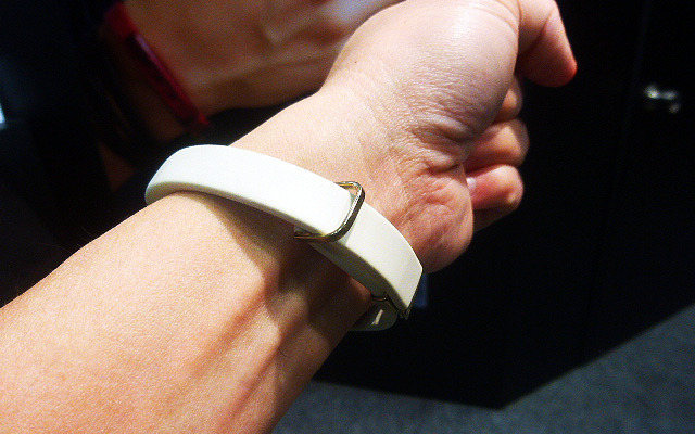 Jawboneの「UP3」と記録画面（ウェアラブルEXPO2016／東京ビッグサイト／2016年1月14日）