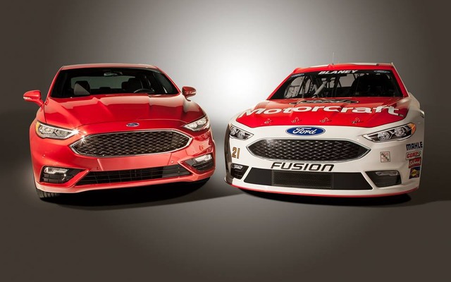 改良新型フォード フュージョン（左）と新NASCAR（右）