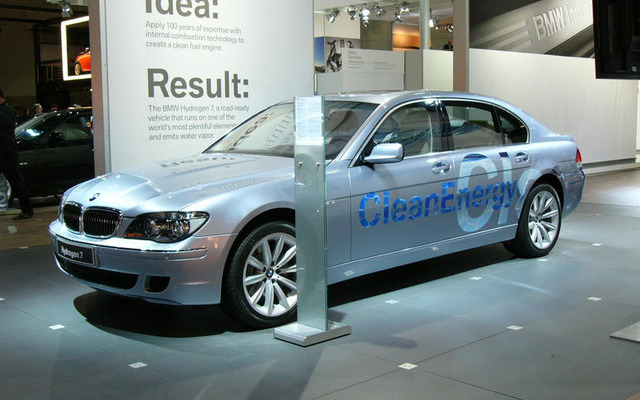 【ロサンゼルスモーターショー06】BMWが水素内燃式エンジンにこだわる理由
