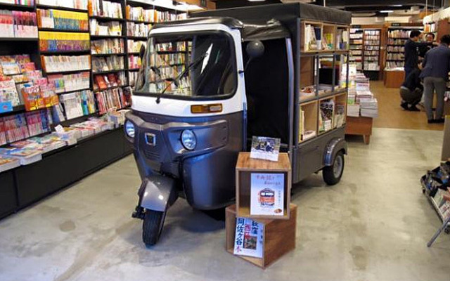 文禄堂荻窪店に移動書店として導入された三輪EV「エレクトライク」