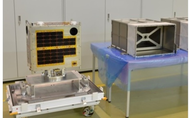 左:DIWATA-1　右:J-SSOD 50kg級用衛星搭載ケース