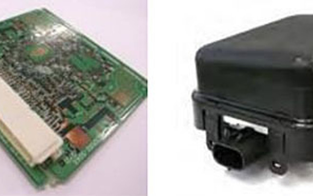 PCBコネクタ（左）とミリ波レーダー
