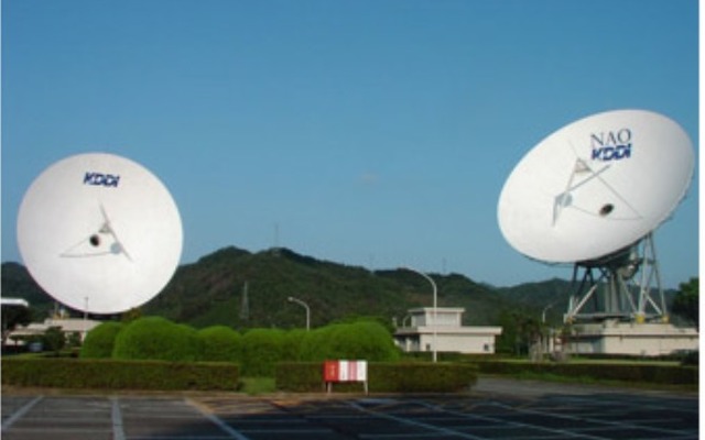 電波望遠鏡として活用する2台のパラボラアンテナ（左が今回提供するアンテナ）