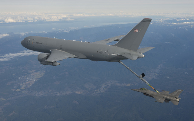 ボーイングと米空軍、KC-46A第1回給油フライトに成功