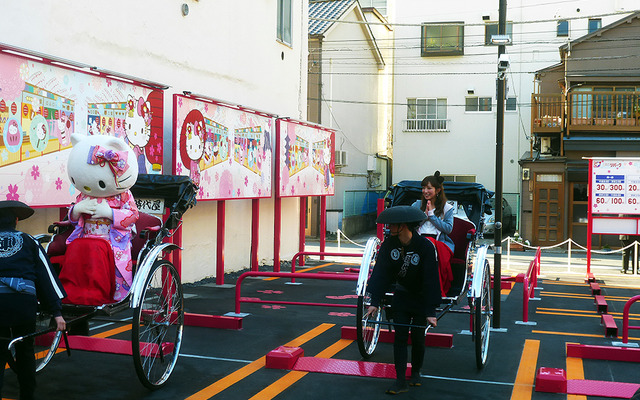 「キティちゃん大好き」という辻希美がピンク色の“キティちゃん駐車場（三井のリパーク 雷門1丁目駐車場）に人力車で“一番乗り”