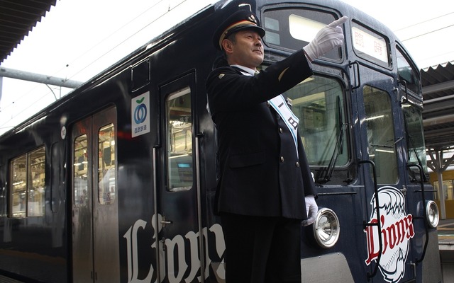 西武鉄道「L-train」の復活イベントとして所沢駅の一日駅長に就任したライオンズ田辺監督。