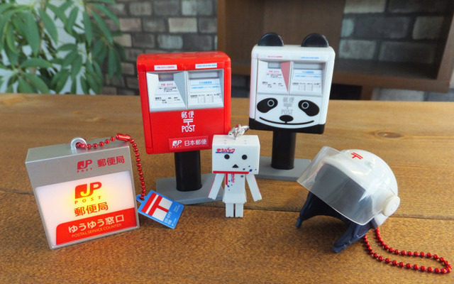 史上初・郵便局にカプセルトイ　「ゆうパックダンボー」も手のひらサイズで登場