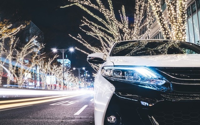 クリスマスシーズンの表参道で、イルミネーションとともに煌めきを放つG’s ハリアー