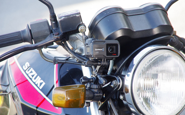 スチールチューブマウントでバイクにカメラを固定。最近のバイクはバーハンドルが多いので、ハンドルへの固定もおすすめだ。