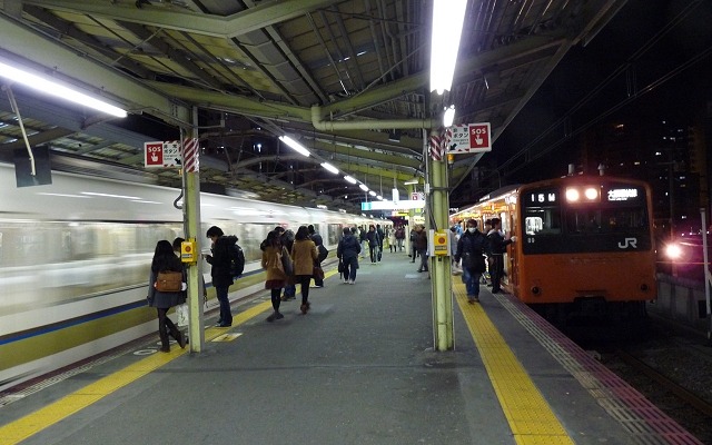 2月10日からJR新今宮駅の東口に「通天閣口」という愛称が付けられる。写真はJR新今宮駅のホーム。