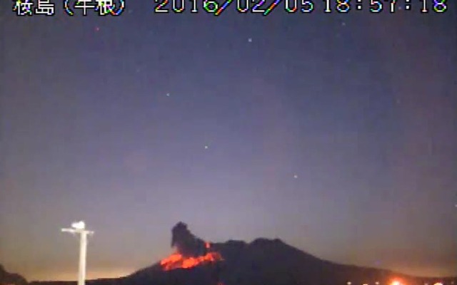 噴火レベル3に引き上げられた桜島昭和火口の噴火の様子（5日）