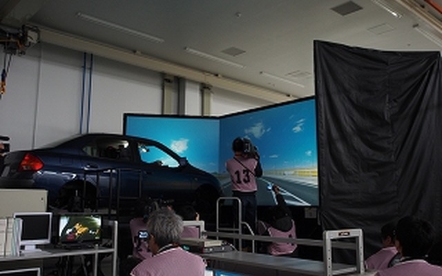 ドライビングシミュレータを用いた逆走対策実験の様子