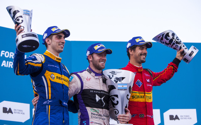 第4戦アルゼンチンの表彰台、左から2位ブエミ、優勝バード、3位ディ・グラッシ。