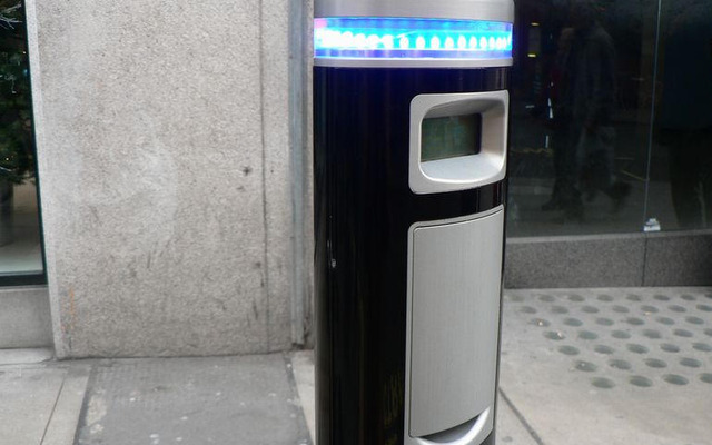 ロンドンに、電気自動車の充電スタンド登場