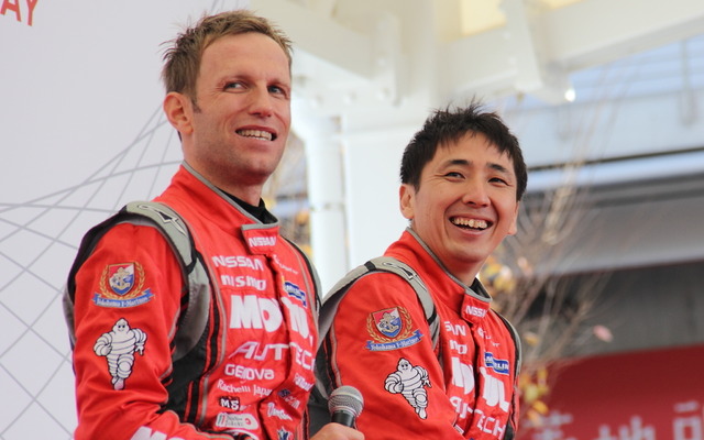 大阪オートメッセの日産ブーストークショーに登場するクインタレッリ（左）と松田（右）