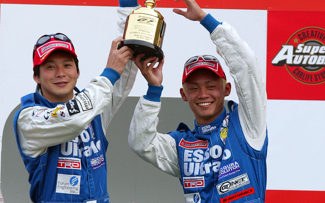 03年の全日本GT選手権（現SUPER GT）第3戦SUGOにおいてGT500クラスで優勝した脇阪寿一（左は当時のチームメイト飯田章）。