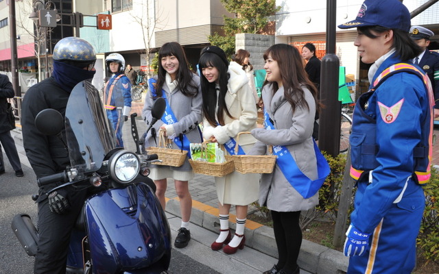 バレンタインデーが近づき「好きです 愛情運転」のチョコを配布し、バイクに安全運転を呼びかけた（12日・新宿区）