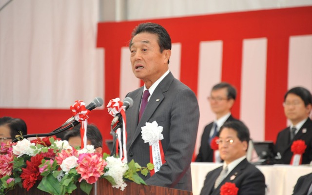周辺住民の協力や関係者への謝辞を述べる中日本高速・宮池克人社長（13日・愛知県岡崎市）