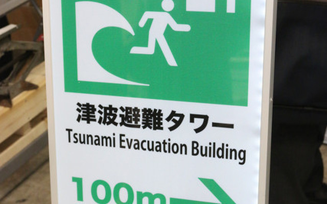 LED表示板なので夜間の視認性に優れており、かつ電源内蔵のコードレスタイプのためどこにでも設置可能。画像はフィルムタイプ（撮影：防犯システム取材班）